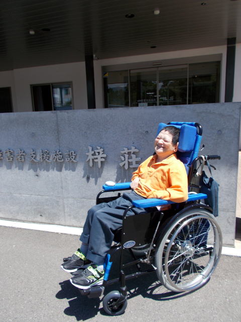 玄関前の私です。